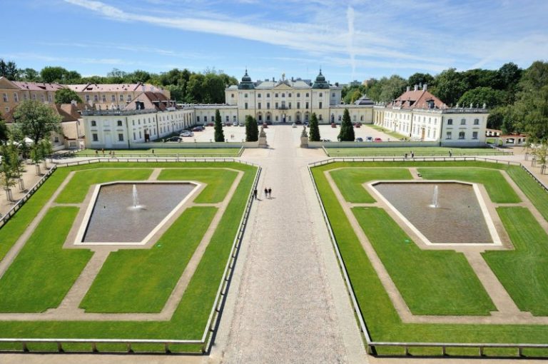 Pałac Branickich - główna siedziba Uniwersytetu Medycznego w Białymstoku: widok od strony bramy głównej na dziedziniec wjazdowy z fontannami oraz dziedziniec paradny