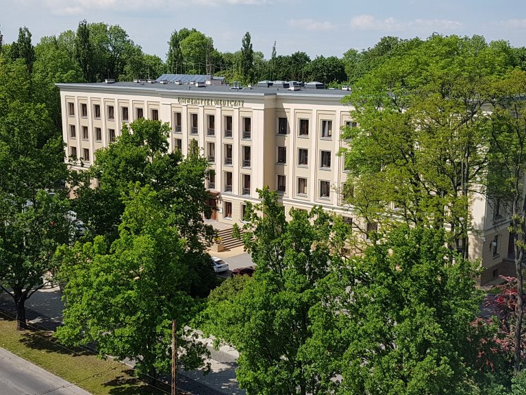 Budynek Collegium Novum, w którym mieści się Rektorat Uniwersytetu Medycznego w Lublinie, ujęcie z góry budynku otoczonego drzewami